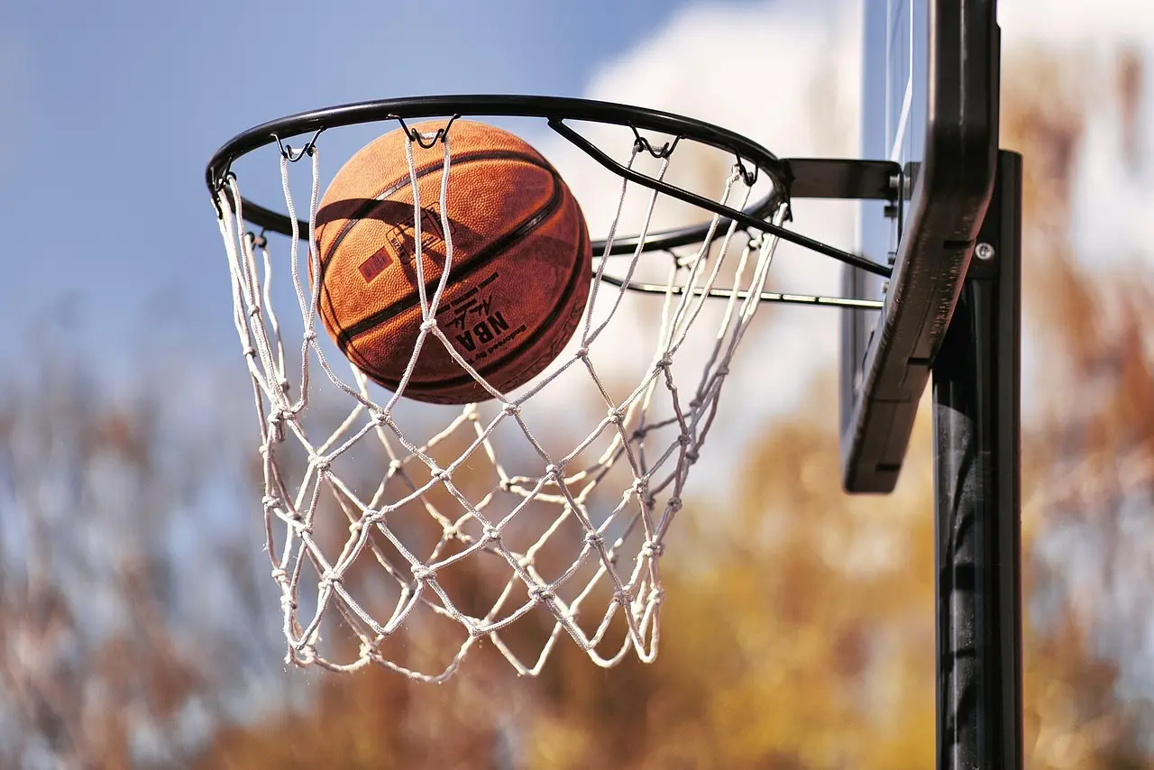 Basketball i basketkurv