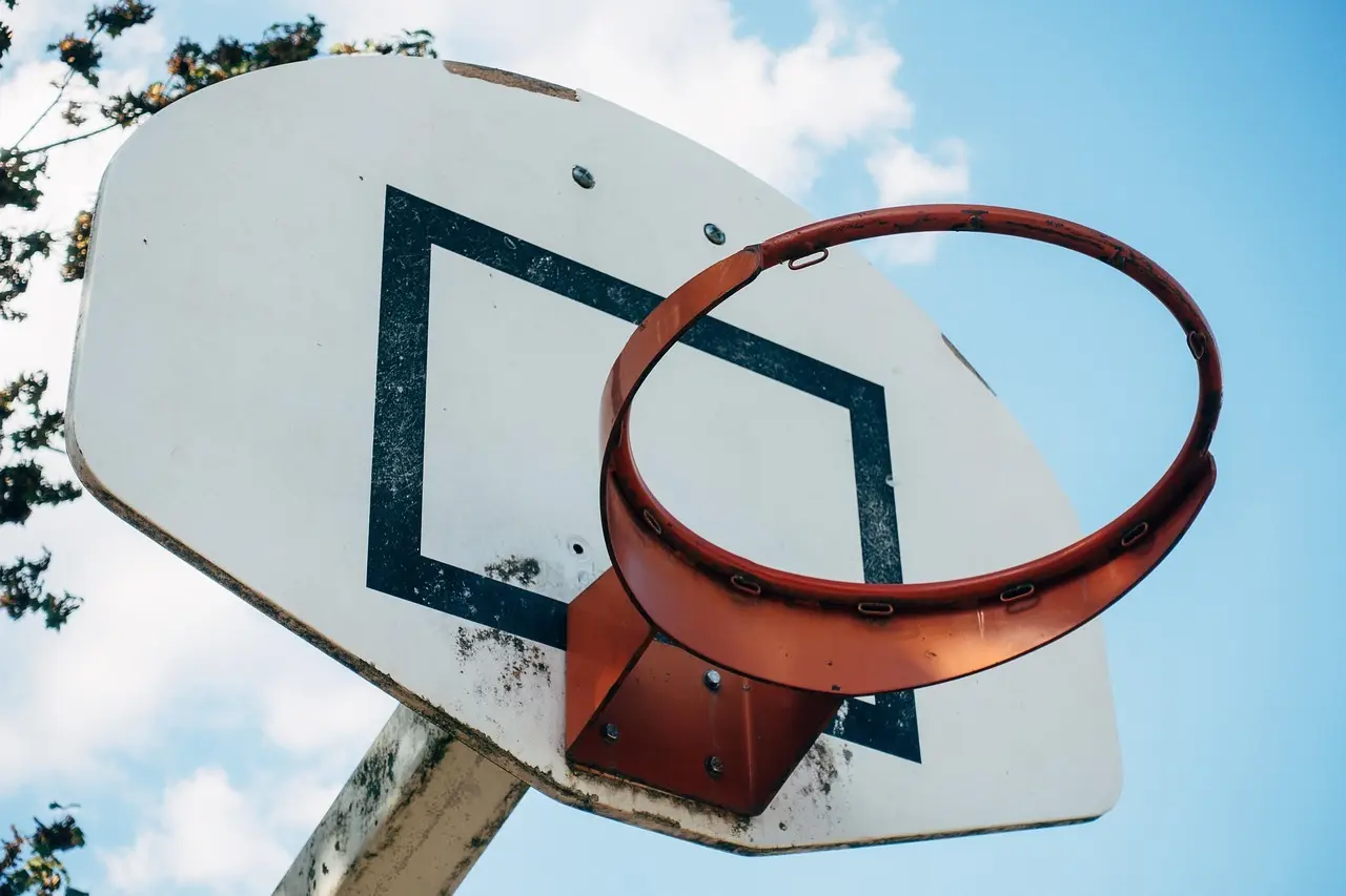 Basketballkurv og bagplade