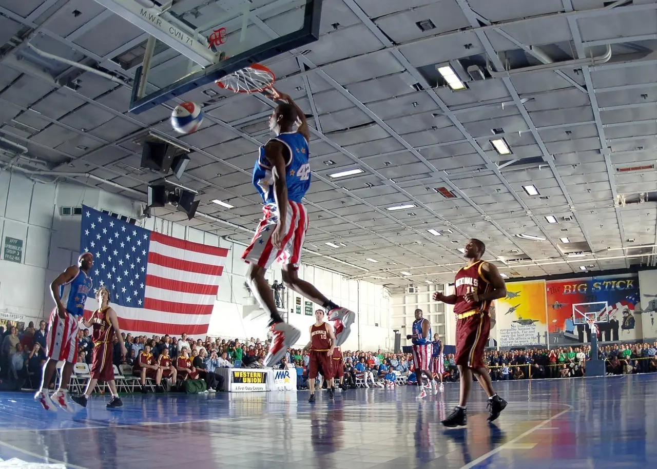 Basketballspiller i luften på vej mod et dunk