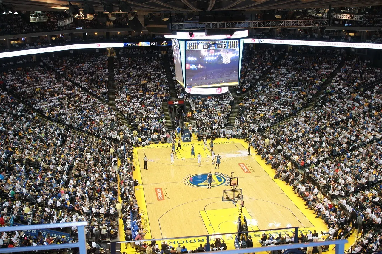 Basketballarena set fra tilskuerpladserne