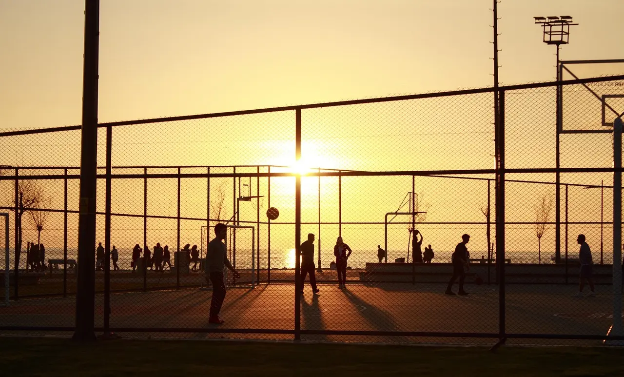 Udendørs basketballbane ved solnedgang